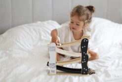 Label Label Blauw Houten Autobaan LLWT-25132 -Kleintje Wereld label label zwart wit houten autobaan llwt 25453 1 1