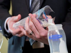 Lansinoh 50 Stuks Moedermelk Bewaarzakjes 40056 -Kleintje Wereld lansinoh bewaarzakjes voor moedermelk4 1