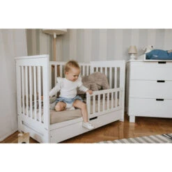Babykamer Lieke Wit: Ledikant & Commode -Kleintje Wereld ledikant lieke wit 60x120 cm 12 1
