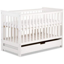 Babykamer Lieke Wit: Ledikant & Commode -Kleintje Wereld ledikant lieke wit 60x120 cm 1