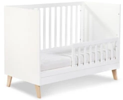 Babykamer Romy: Ledikant, Commode & 2-Deurskast -Kleintje Wereld ledikant noah 60 x 120 cm 2