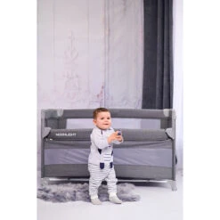 Lorelli Up And Down Cool Grey Bear Campingbedje Incl. Bodemverhoger 1008006-2370 -Kleintje Wereld lorelli up and down campingbedje incl. bodemverhoger sfeer 2