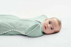 Love To Dream Swaddle Up 0.2 Lite Olive Medium 6-8.5 Kg Inbakerslaapzak L1002001OLVM -Kleintje Wereld love to dream swaddle up 0.2 lite olive medium