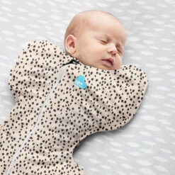 Love To Dream Swaddle Up 1.0 Animal Beige Medium 6-8.5 Kg Inbakerslaapzak L1001252BGEM -Kleintje Wereld love to dream swaddle up 1.0 animal beige 3 1