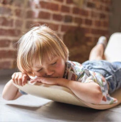 Luna Toys Houten Balansbord Met Grijs Vilt LU-37001 -Kleintje Wereld luna toys houten balansbord sfeer 4 1