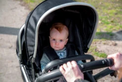 Ding Amigo Black/Silver Tandem Duowagen DI-191704 -Kleintje Wereld mamaloes di 191704 ding tandem stroller amigo lifestyle 07