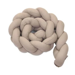 MamaLoes Amy Ajour Nougat 210 Cm Braided Bedbumper 84269 -Kleintje Wereld mamaloes amy ajour nougat 210 cm braided bedbumper 84269 3