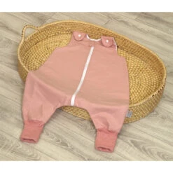 MamaLoes Amy Pure Roze 6-12 Mnd Onesie Slaapzak 85373 -Kleintje Wereld mamaloes amy pure roze onesie slaapzak 2 1