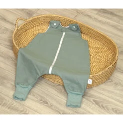 MamaLoes Amy Pure Stonegreen 6-12 Mnd Onesie Slaapzak 85375 -Kleintje Wereld mamaloes amy pure stonegreen onesie slaapzak 2