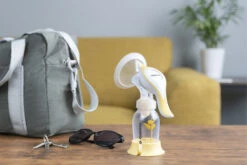 Medela Harmony Handborstkolf 101041154 -Kleintje Wereld medela harmony sfeer2