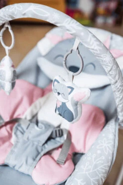 Momi Luis Pink Bouncer Wipstoel BULE00016 -Kleintje Wereld momi luis pink bouncer wipstoel bule00016 03 1