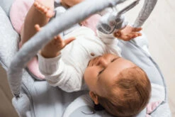 Momi Luis Pink Bouncer Wipstoel BULE00016 -Kleintje Wereld momi luis pink bouncer wipstoel bule00016 04 2