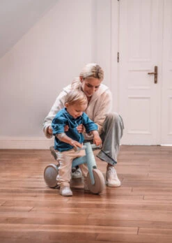 Momi Tedi Light Blue Mini Bike Loopfiets ROBI00037 -Kleintje Wereld momi tedi light blue mini bike loopfiets robi00037 9