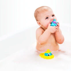 Playgro Rainy Raccoon Submarine Muzikaal Badspeeltje P4087629 -Kleintje Wereld playgro rainy raccoon submarine muzikaal badspeeltje p4087629 009