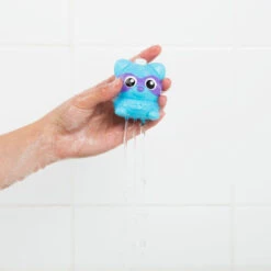 Playgro Rainy Raccoon Submarine Muzikaal Badspeeltje P4087629 -Kleintje Wereld playgro rainy raccoon submarine muzikaal badspeeltje p4087629 014