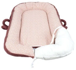 Sevibaby Pink Multifunctioneel Draagbaar Babynest 276-153 -Kleintje Wereld sevibaby pink multifunctioneel draagbaar babynest 276 153 4 1920x1920