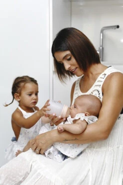 Suavinex Zero.Zero Anti-Colic Medium Flow Zuigfles 270ml SXZBRF050012 -Kleintje Wereld suavinex zer .zer anti colic zuigfles 4 2