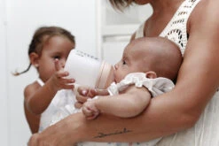 Suavinex Zero.Zero Anti-Colic Slow Flow Zuigfles 180ml SXZBRF051118 -Kleintje Wereld suavinex zer .zer anti colic zuigfles 8 1