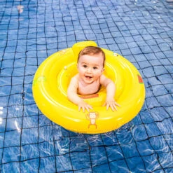 Swim Essentials Baby Float Geel 0-1 Jaar Zwemring -Kleintje Wereld swim essentials baby float geel 0 1 jaar zwemring 03