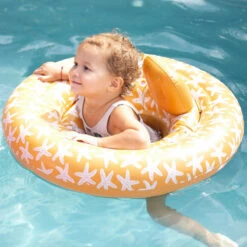 Swim Essentials Baby Float Zeesterren 0-1 Jaar Zwemring 2022SE347 -Kleintje Wereld swim essentials baby float zeesterren 0 1 jaar zwemring 2022se347 lifestyle