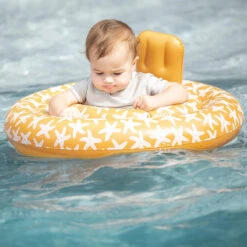 Swim Essentials Baby Float Zeesterren 0-1 Jaar Zwemring 2022SE347 -Kleintje Wereld swim essentials baby float zeesterren 0 1 jaar zwemring 2022se347 sfeer