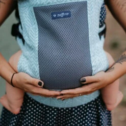 Zaffiro City Air Beige Leaves Ergonomische Draagzak 7398 -Kleintje Wereld zaffiro city air beige leaves draagzak 7398 2