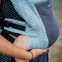 Zaffiro City Air Beige Leaves Ergonomische Draagzak 7398 -Kleintje Wereld zaffiro city air beige leaves draagzak 7398 5