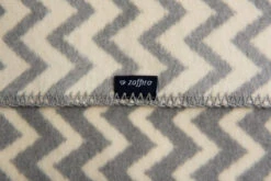 Zaffiro Grijs & Ecru Zigzag 75 X 100 Cm Wiegdeken 40771 -Kleintje Wereld zaffiro deken zigzag grijs wit ka1 3 2