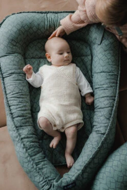 Voorkant -Kleintje Wereld zaffiro geo bottle green babynest 9996 1 1