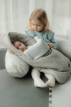 Zaffiro Graphite Leaves Voedingskussen 1050 -Kleintje Wereld zaffiro graphite leaves voedingskussen 1050 1 1