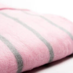 Zaffiro Grijs & Roze Gestreept 100 X 150 Cm Ledikantdeken 15403 -Kleintje Wereld zaffiro roze grijs gestreept 100 x 150 cm ledikantdeken 3